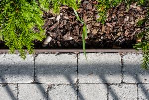 Betonpflaster mit Stahlbandabschluss