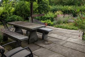 Bruchrohe Sandsteinplatte mit Granittisch-Garnitur