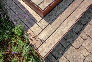 Holzrost mit Rohstahlfassung