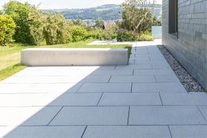 Zementplattenbeläge mit Sitzbank in Ortbeton