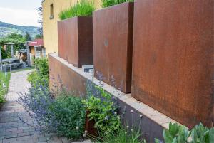 Stützmauer mit Treppenaufgang