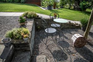 Geländeabstufung mit Trockenmauer