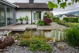 Wasser kombiniert mit Holzdeck und Zementplatten