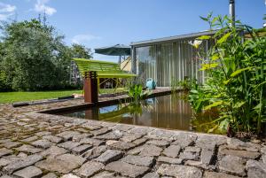 Wasserbecken mit Wildpflaster