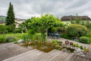 Privatgarten, Weiher in bestehende Gartensituation